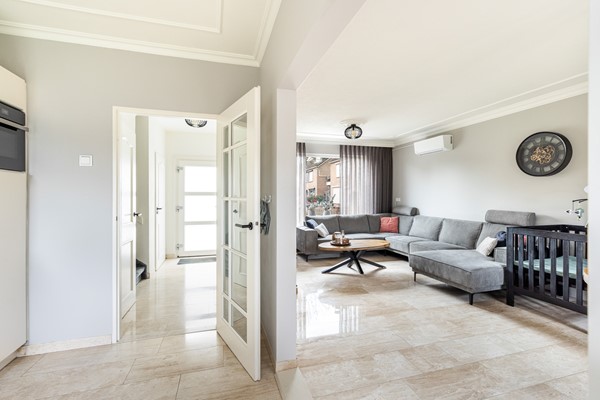 Foto - Te koop: Ruime 2-onder-1-kapwoning met dubbele garage, eigen oprit en fijne tuin